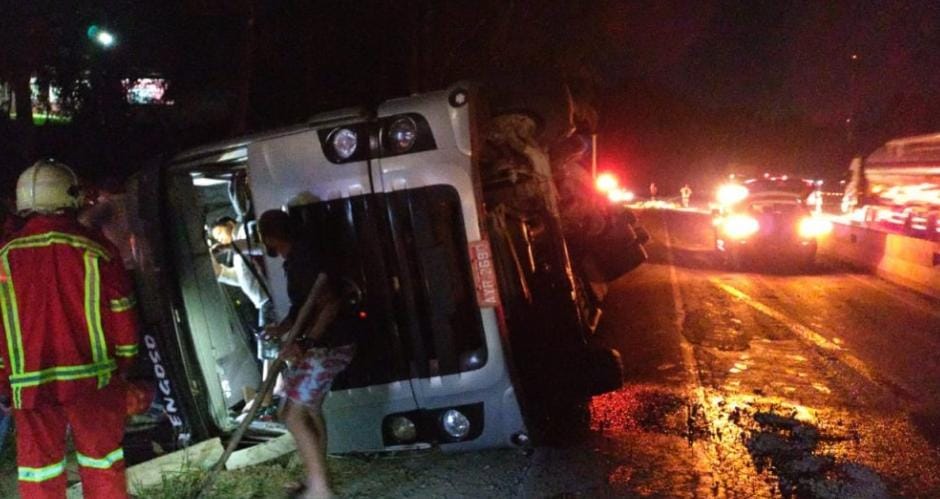 Mais um caminhão tomba ao colidir na mureta do trevo da BR 476 em Paulo Frontin