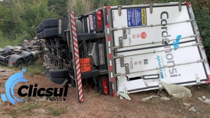 Dois tombamentos de carreta foram registrados na BR 476 nesta terça-feira