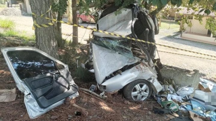 Motorista atinge árvore após fugir de abordagem da PRE na PR 364