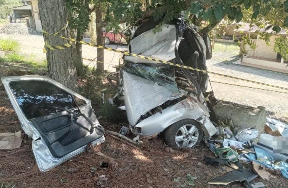 Motorista atinge árvore após fugir de abordagem da PRE na PR 364