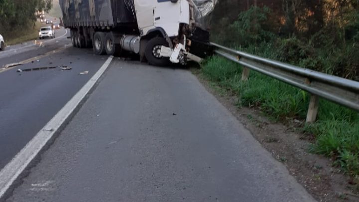 Acidente envolvendo carretas acontece na BR 280