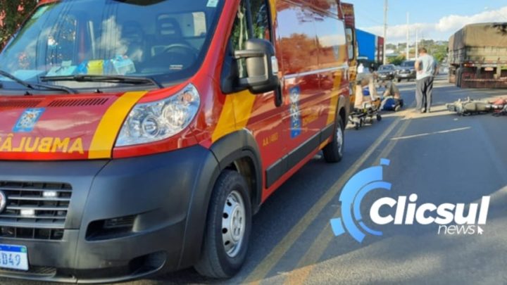 Acidente envolvendo veiculo e motocicleta é atendido pelos bombeiros na rua Dona Estefânia