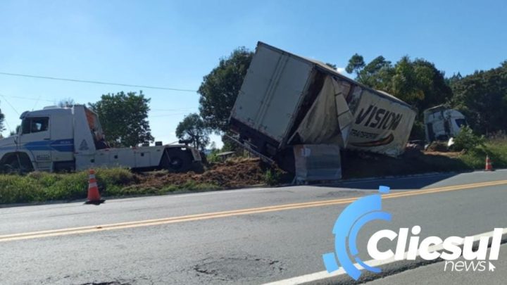 Carreta tomba na BR 476