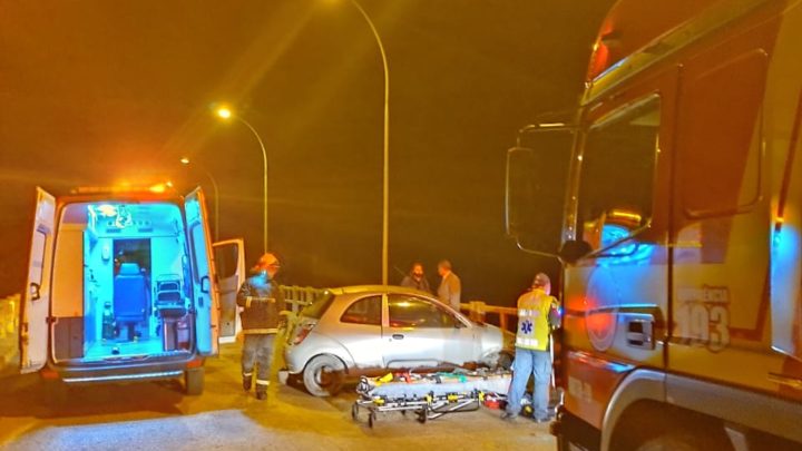 Veiculo colide contra ponte do Rio Negro em Três Barras