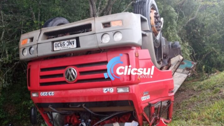 Caminhão tomba na PR 427 região da Lapa