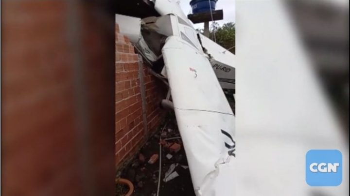 Avião monomotor cai no quintal de casa e piloto fica ferido na Grande Curitiba