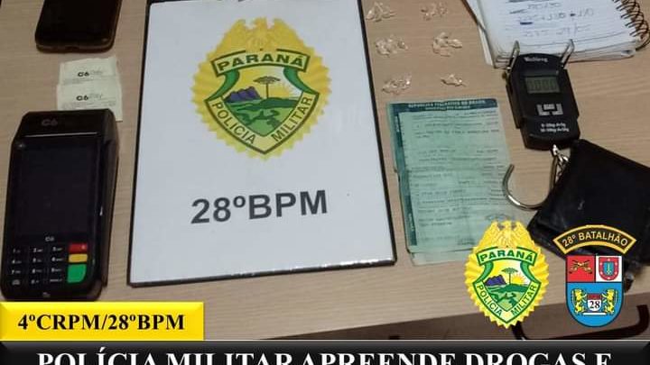 POLÍCIA MILITAR REALIZA APREENSÃO DE DROGAS, OBJETOS RELACIONADOS AO TRÁFICO, E APREENDE MOTOCICLETA COM SINAL IDENTIFICADOR ADULTERADO