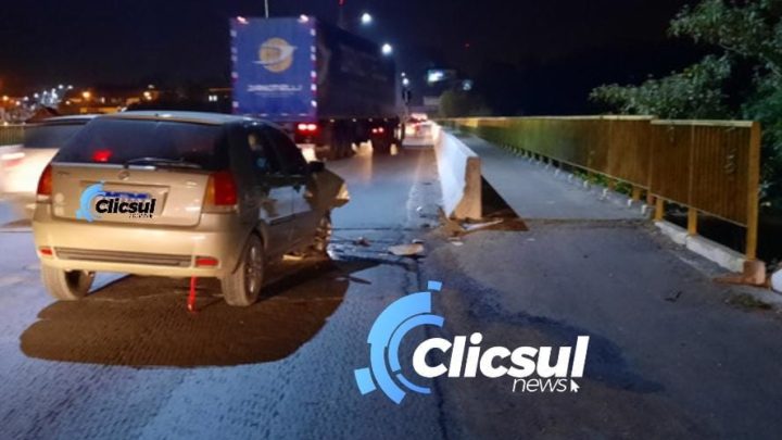 Veículo colide contra mureta na ponte sobre Rio Iguaçu em São Mateus do Sul