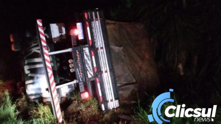 Caminhão tomba na BR 476 na madrugada desta segunda feira