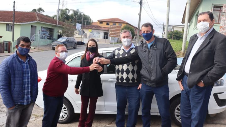 Deputado Bacil oficializa entrega de veículo para APAE de São João do Triunfo