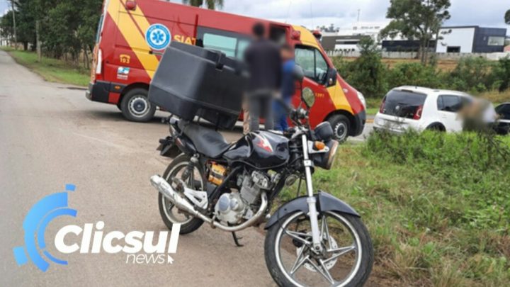 Bombeiros e PM atendem acidente envolvendo moto e carro na rua Dona Estefânia