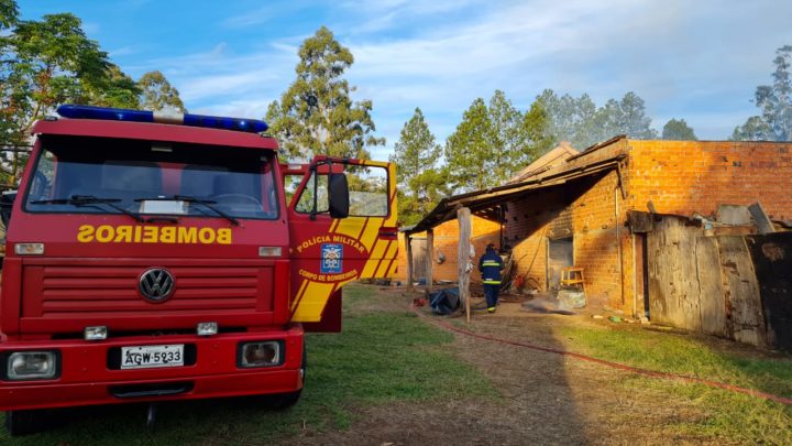 Bombeiros combatem Incêndio em galpão de secagem de erva Mate