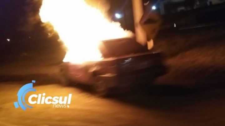 Veículo pega fogo em São Mateus do Sul após colidir em dois carros e fugir
