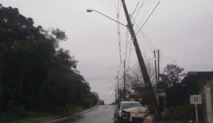 Veículo colide contra poste na Vila Nepomuceno