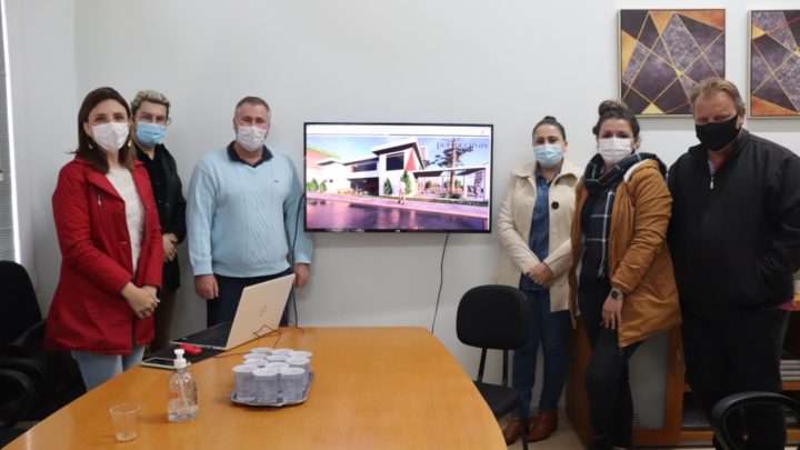 Bacil apresenta projeto de biblioteca para prefeita e vice, em São Mateus do Sul