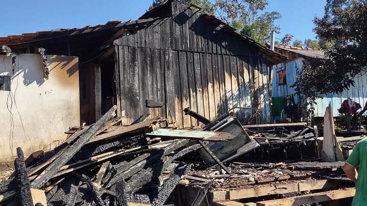 Incêndio destrói casa no bairro São Pedro na cidade de Mallet