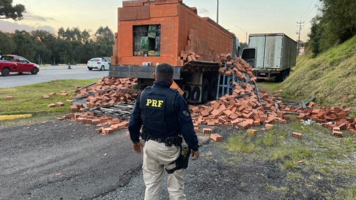 PRF apreende caminhão adulterado transportando mais de um milhão de reais em cigarros contrabandeados em Araucária