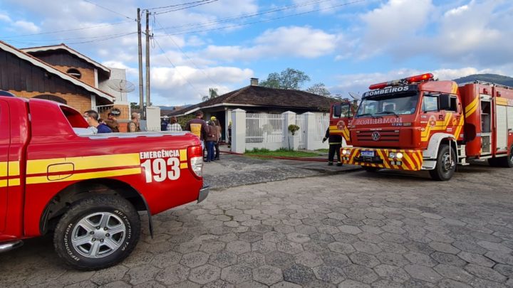 Bombeiros de Porto União combatem Incêndio em Residência