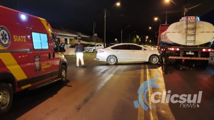 Veiculo colide com carreta ao atravessar preferencial em São Mateus do Sul