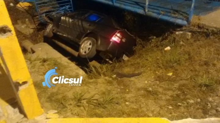 Veiculo cai na Ponte do Rio Canoas em São Mateus do Sul