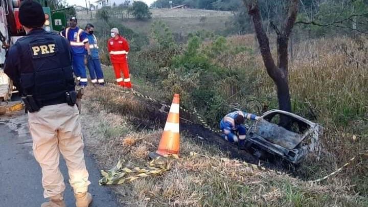 Mulher morre carbonizada em acidente na BR 476