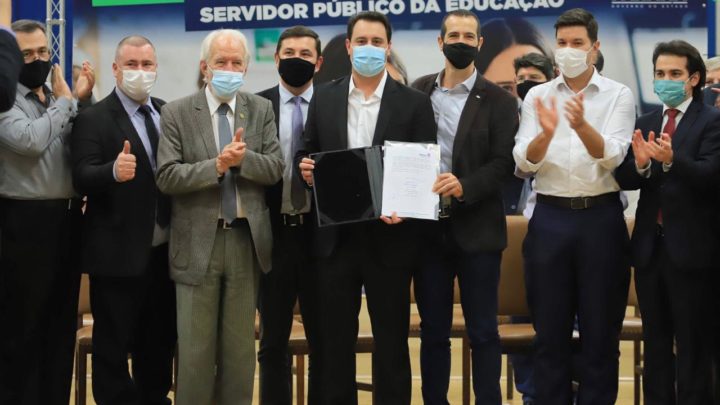 R$128 milhões para Educação: Ao lado de Ratinho Júnior Deputado Emerson Bacil participa do evento de promoção e progressão de servidores