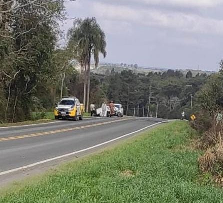 Acidente envolvendo Van e veículo acontece na PR 281 em Antônio Olinto