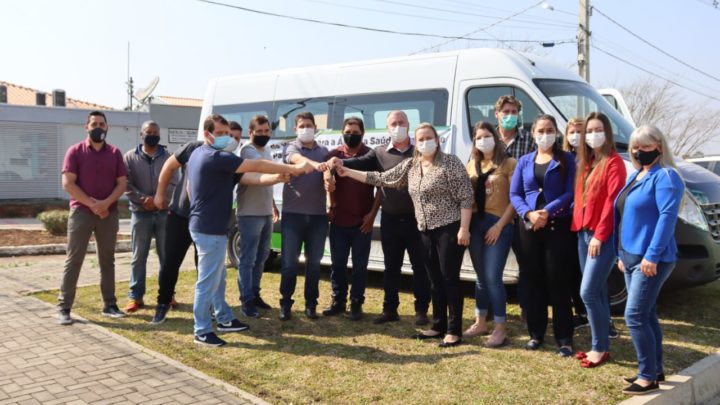 Deputado estadual Emerson Bacil entrega veículos e anuncia recursos para Antônio Olinto