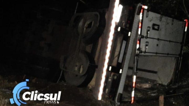 Carreta tomba na BR 476 em São Mateus do Sul e parte da carga é saqueada