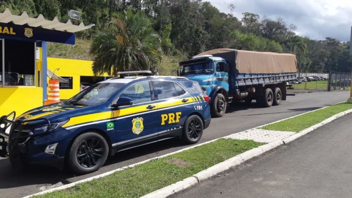 Motorista é preso pela PRF após tentar fugir com caminhão em Irati/PR
