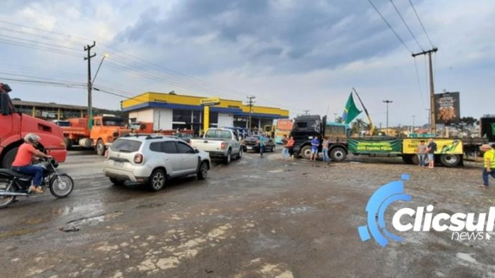 Pista bloqueada na BR 476 em São Mateus do Sul