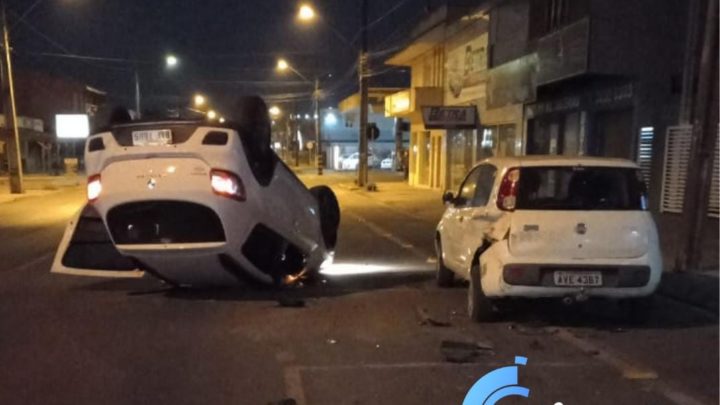 Condutor de veículo foge após bater em carro parado e tombar na Ulisses Farias em São Mateus do Sul