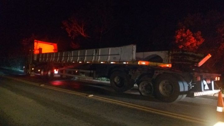 PRE atende acidente na PR 151 onde carga de carreta foi saqueada