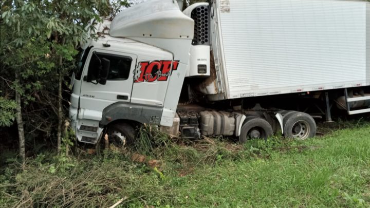 Carreta sai fora da pista na PR 151