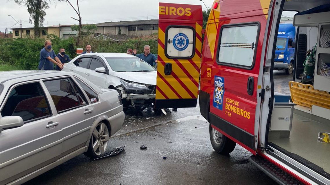 Bombeiros e PM atendem acidente na rua Ulisses Farias