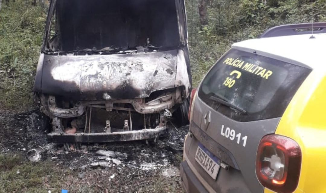 Veículo é queimado e motorista amarrado após ser tomado em assalto em São Mateus do Sul