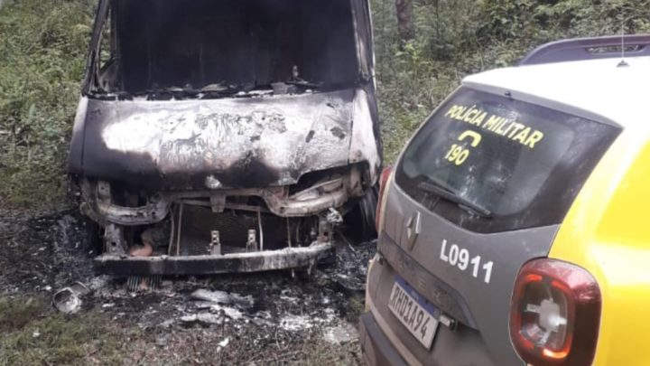 Veículo é queimado e motorista amarrado após ser tomado em assalto em São Mateus do Sul