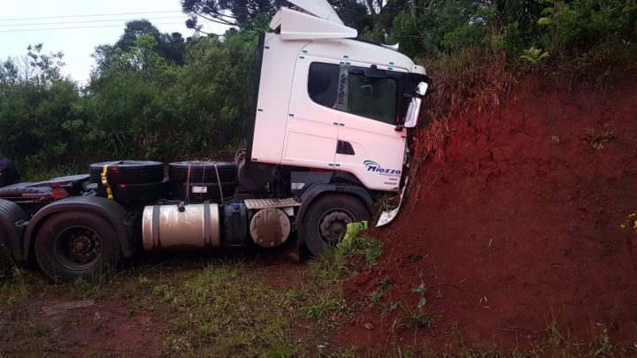 Caminhão bate em barranco na BR 476 e motorista fica ferido