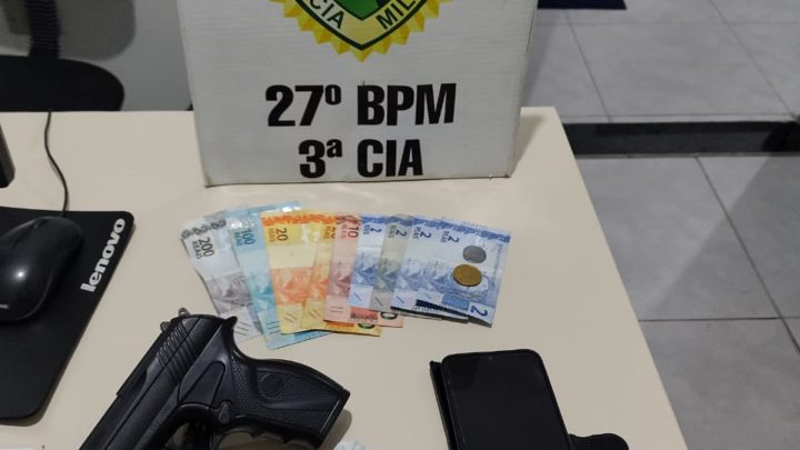 Polícia Militar de Antônio Olinto aborda rapaz no centro com drogas e simulacro de arma de fogo