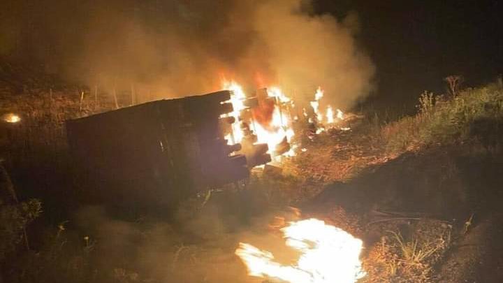 Grave acidente com 3 veículos deixam uma vítima carbonizada