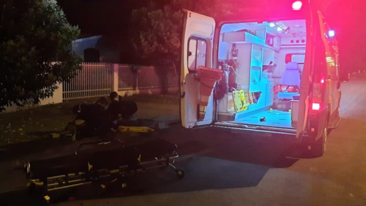 Os bombeiros de São Mateus do Sul dão atendimento a uma ocorrência do tipo queda de moto