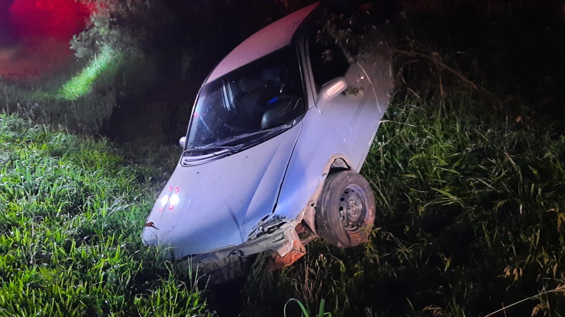 Samu e Bombeiros atendem capotamento na BR 476 e queda de moto no Cambará