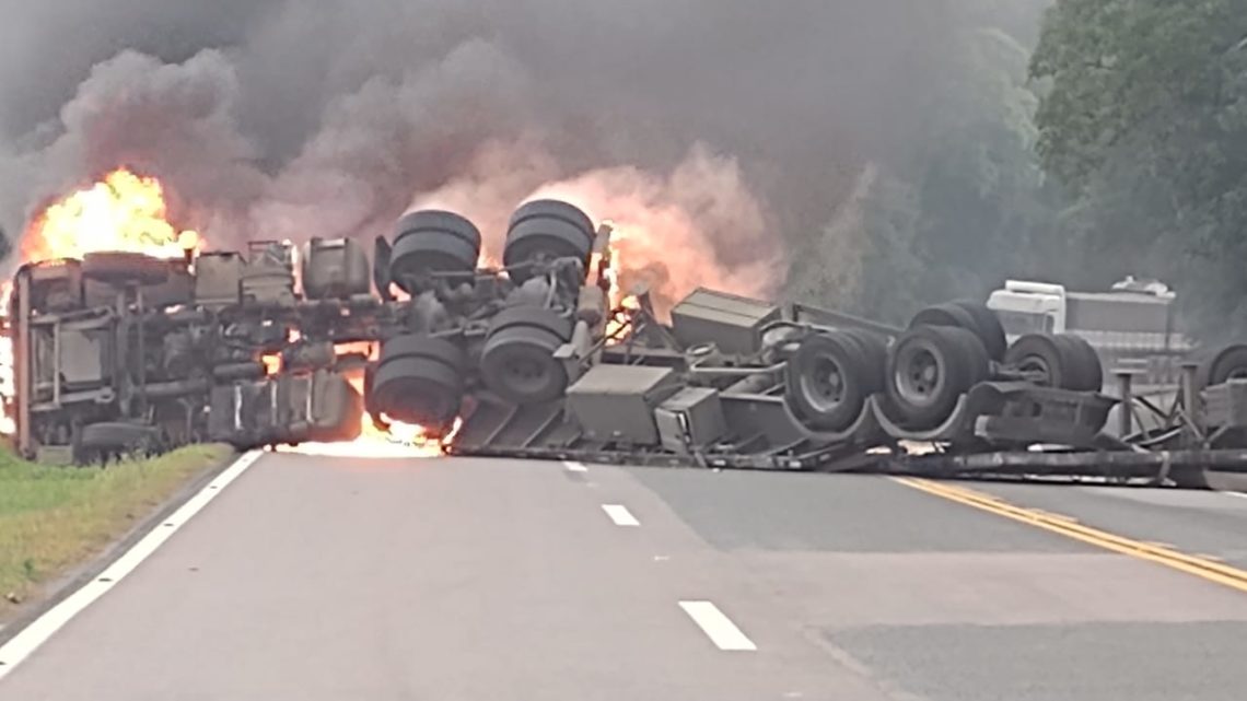 URGENTE Pista da BR 476 interditada na Lapa por acidente