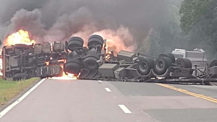 URGENTE Pista da BR 476 interditada na Lapa por acidente