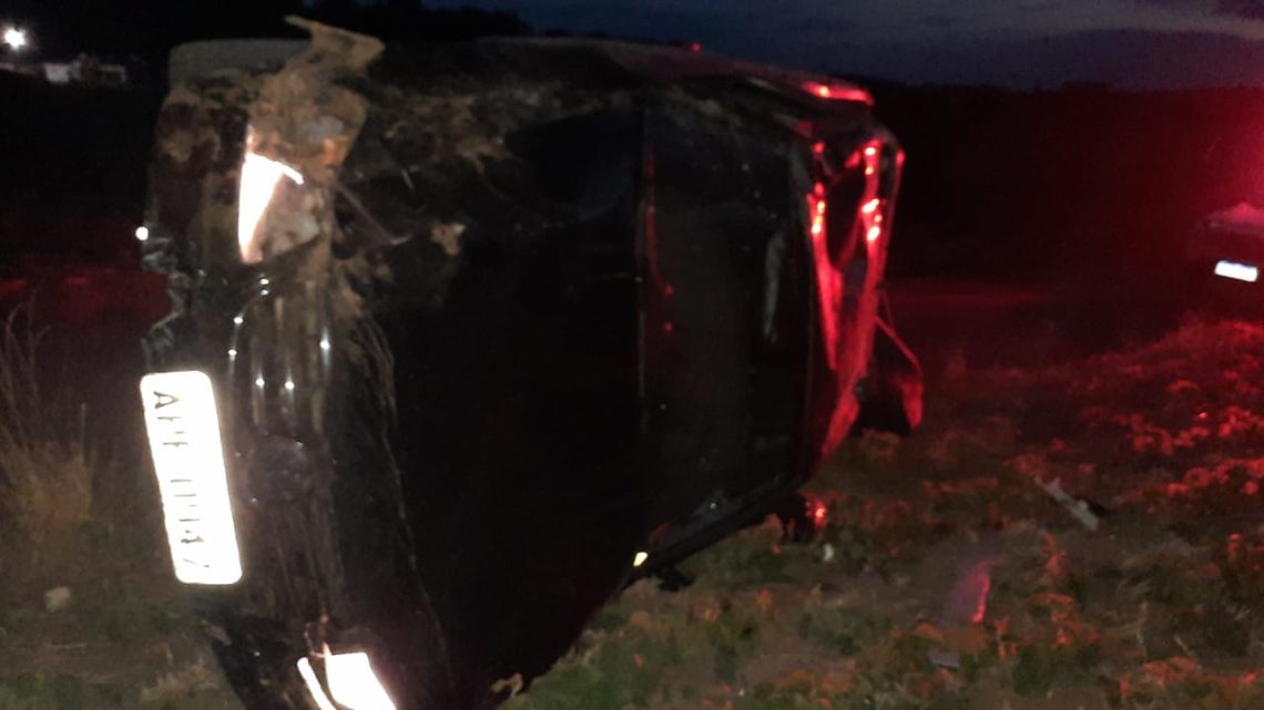 Bombeiros e PM atendem capotamento na noite deste domingo em São Mateus do Sul