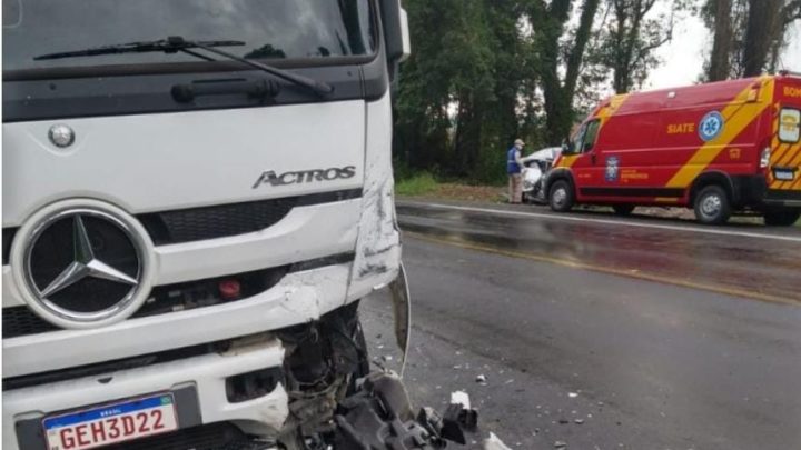 Acidente envolvendo auto caminhão foi registrado na rodovia do Xisto