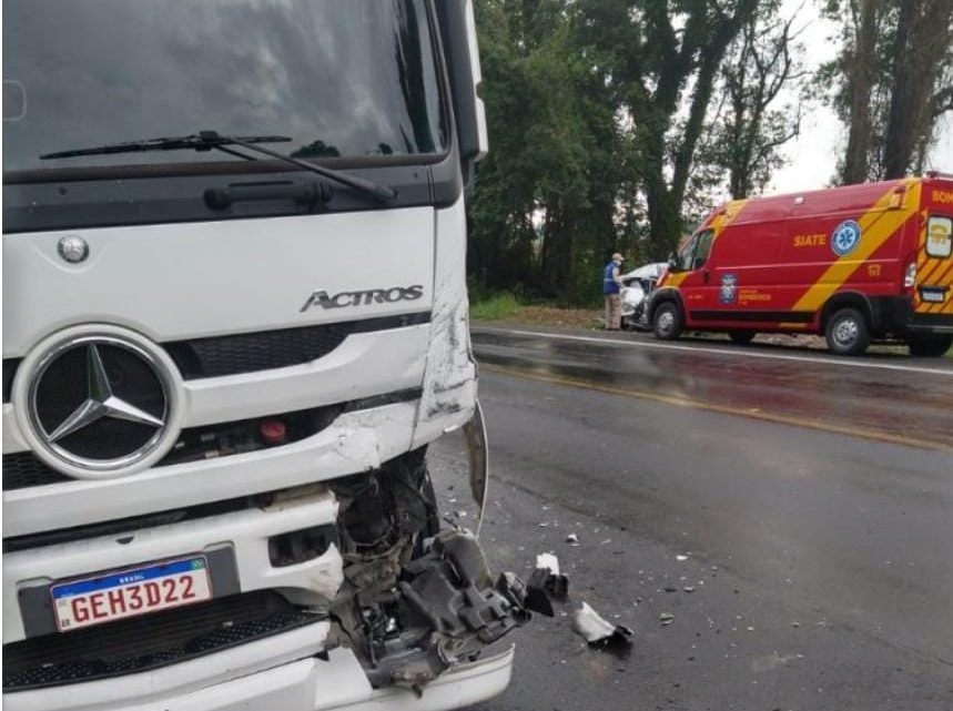 Acidente envolvendo auto caminhão foi registrado na rodovia do Xisto