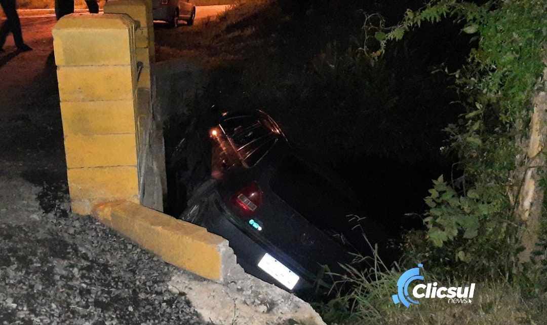 Veículo cai da ponte no Rio da Raia