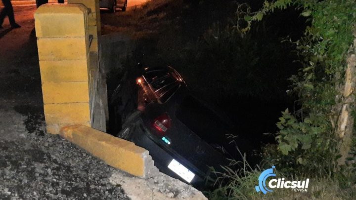 Veículo cai da ponte no Rio da Raia