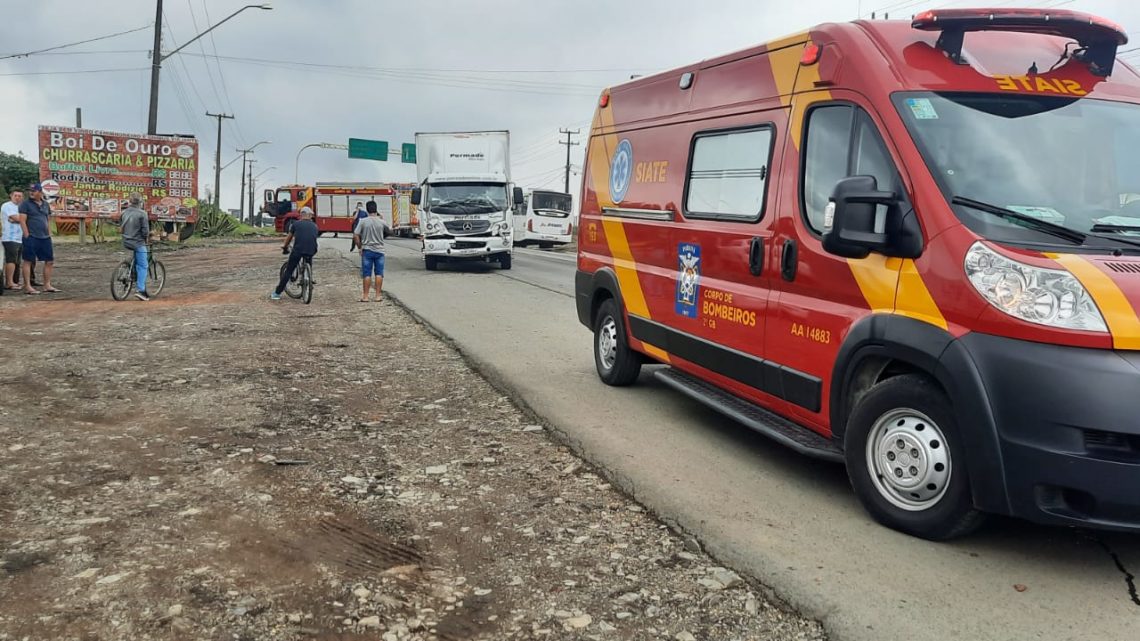 Bombeiros atendem acidente na BR 476